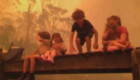 Los niños rescatados por sus abuelos. Foto: captura de pantalla de internet.<br>