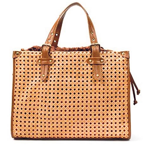 <p>Bolso Zara en tonos chocolate, ideal para las tardes de compras y hasta los días de playa. Esta colección ya se encuentra en el mercado. </p>
