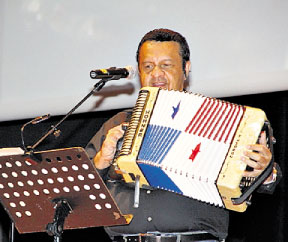 3. Osvaldo Ayala, durante la presentación.