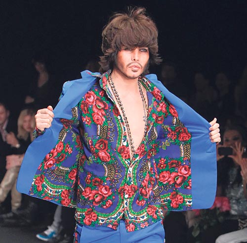 <p>YanaStasia fusiona el estampado. Chalecos y camisas con flores serán el atractivo de la temporada.</p>