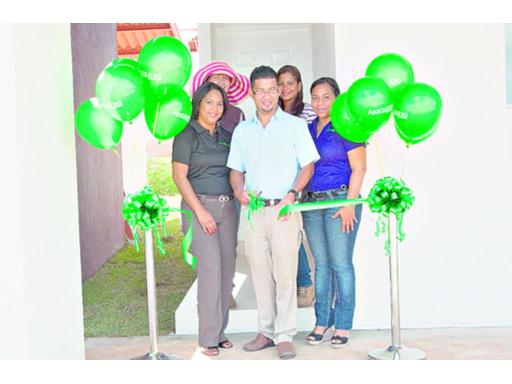 4. Corte de cinta en casa familia Rangel junto al equipo de Ventas y Construcción de Arboledas.