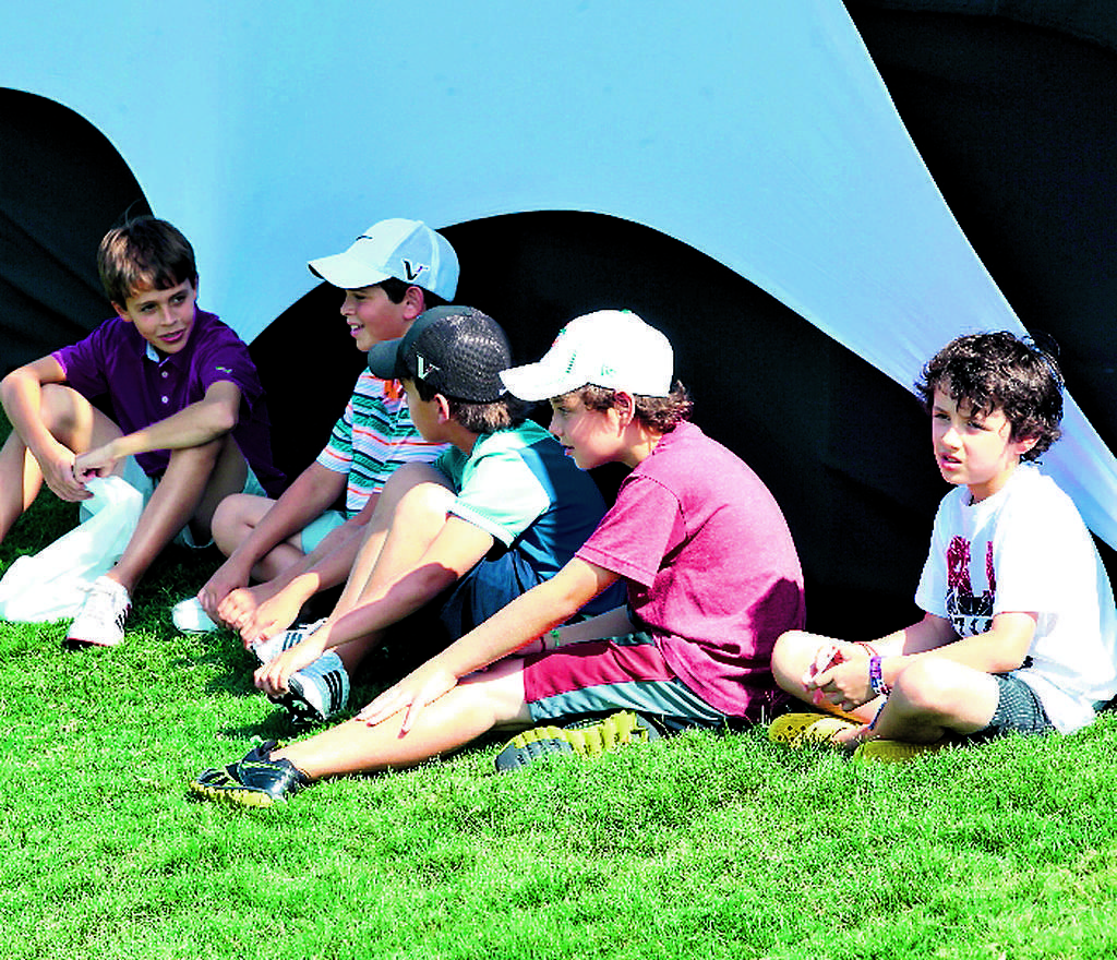 6. Los niños disfrutan y siguen de cerca cada acción.