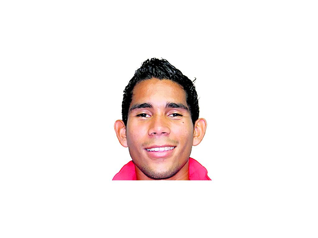 El joven defensor fue de los peores en el debut de la Roja ante El Salvador, tampoco completó un buen partido en su siguiente salida ante Honduras. Su parcela (banda izquierda) fue la parte más vulnerable de la zaga istmeña.()