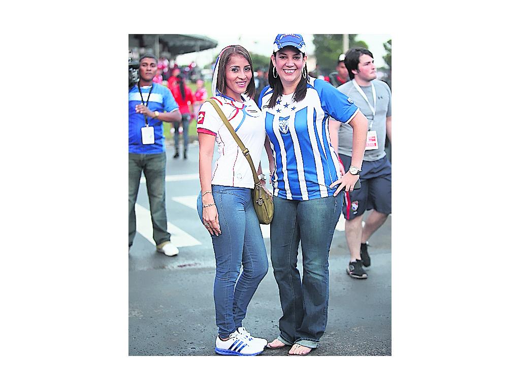 Fanáticas. ¿Panameña u hondureña? (Francisco González)
