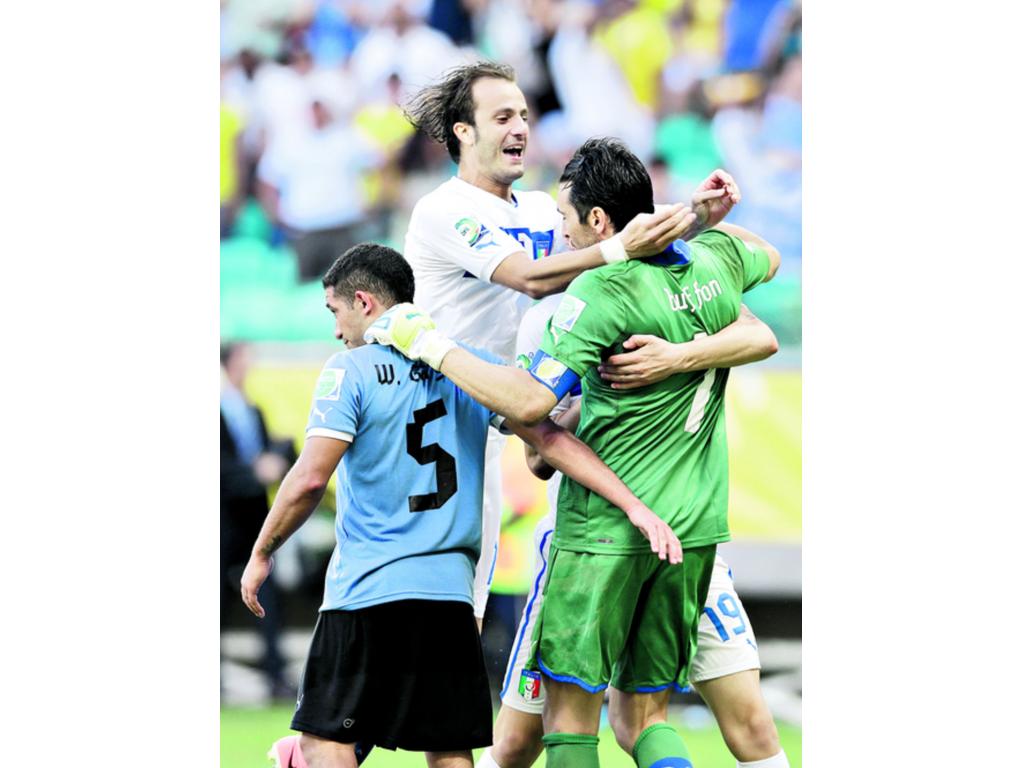 Buffon es felicitado por su compañero Alberto Gilardino.(AP)
