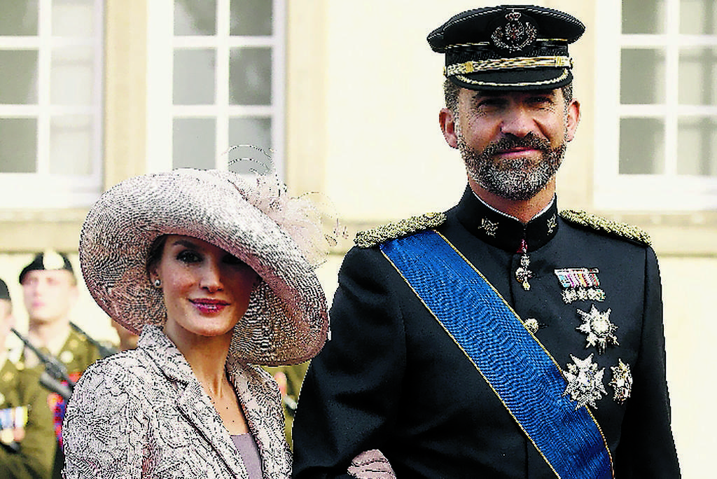 España. Doña Letizia eligió un vestido ciruela y abrigo rosa bordado con perlas y cristal. Obra de Felipe Varela. ()