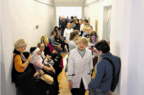 Un grupo de personas llega a los hospitales para donar sangre<br>