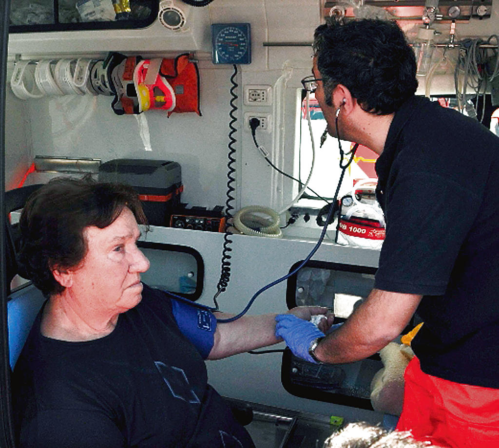 Atienden a una mujer levemente herida.(EFE)