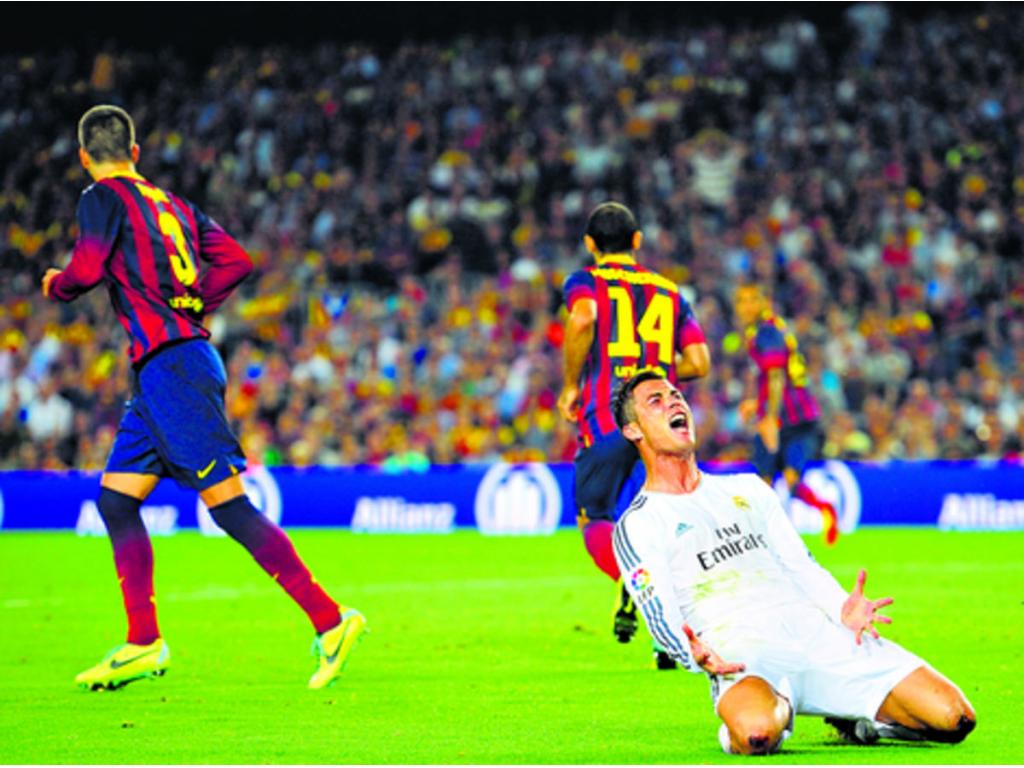 La estrella del Real Madrid, Cristiano Ronaldo, se lamenta tras no poder completar una jugada en el juego celebrado ayer en el Camp Nou.(AP)