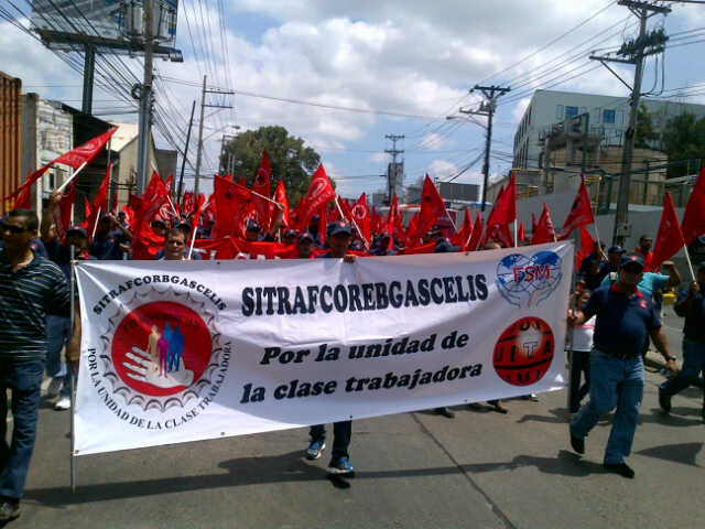 En Cuba, miles de trabajadores se tomaron las calles y también recordaron a Hugo Chávez.