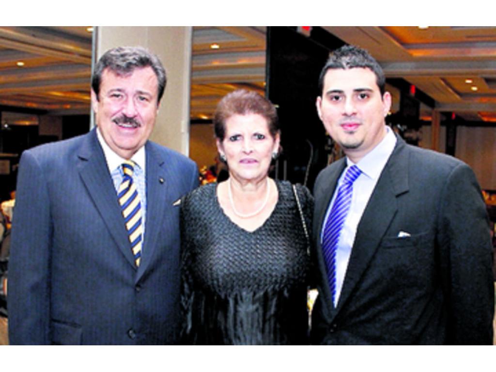 3. Alba de Sayavedra, Carlos Sayavedra y Dilia Araúz.