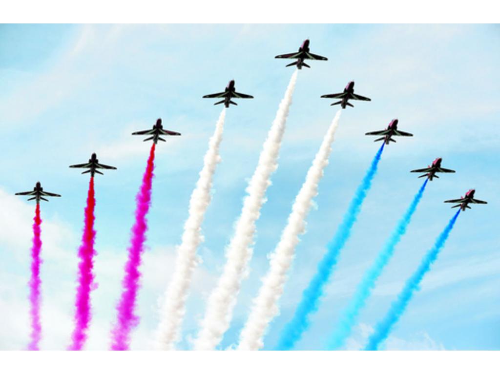 Aviones de la Fuerza Aérea Real de Gran Bretaña volaron sobre la pista del circuito de Silverstone, ayer, como parte de la ceremonia que daba la bienvenida a otra jornada de la F-1.