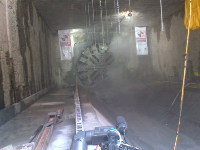 Tuneladora "Carolina" perfora la parde de concreto y llega a la estación Fernández de Córdoba. Foto/Jesús Simmons<br>