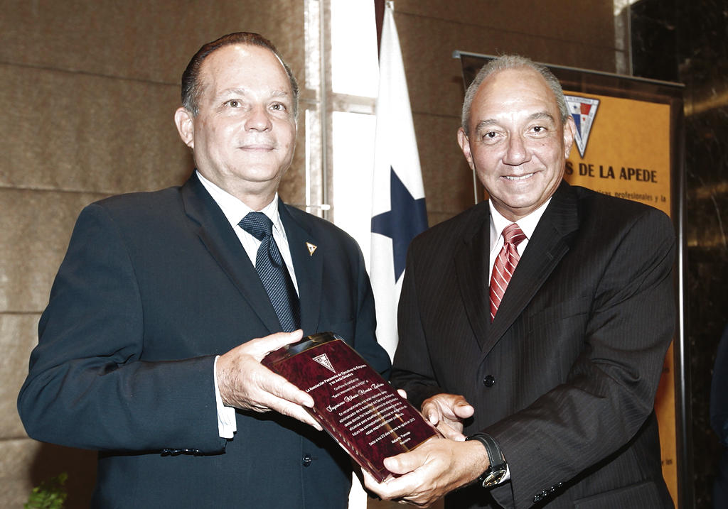 Alberto Alemán Zubieta, exadministrador de la Autoridad del Canal de Panamá recibe una placa de reconocimiento de manos de Roberto Troncoso, presidente de APEDE.(Abel Rodríguez)