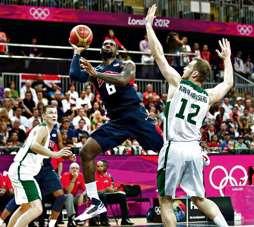 Figura. LeBron James realiza un tiro durante el juego. (AP)