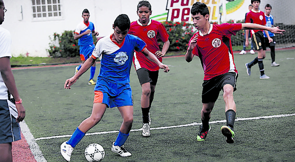 En la categoría Sub-15, la academia Pumas (Rojo) venció 3-2 a su similar el equipo Mega Sport en la cancha sintética de Punto Penal ubicado en Vía España. ()