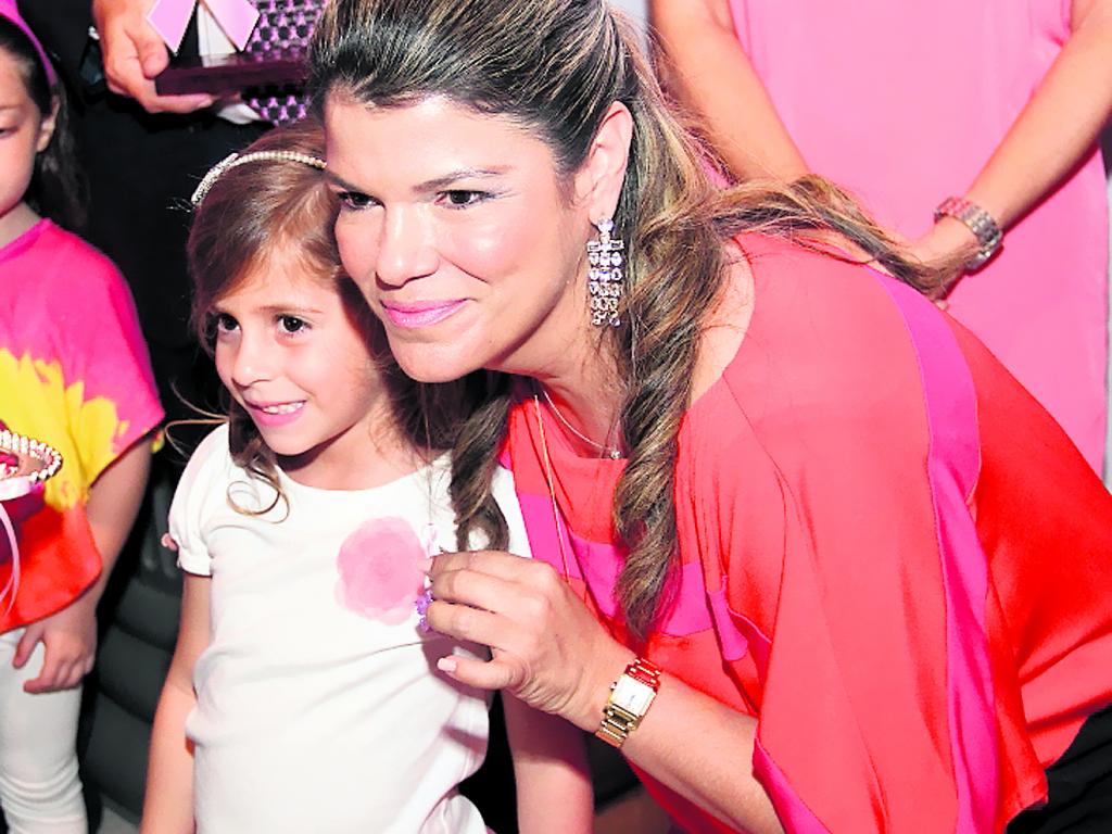 María Mercedes Riaño recibiendo la Flor de Fundacáncer, de manos de Ana Gabriela Alfaro Vallarino.()
