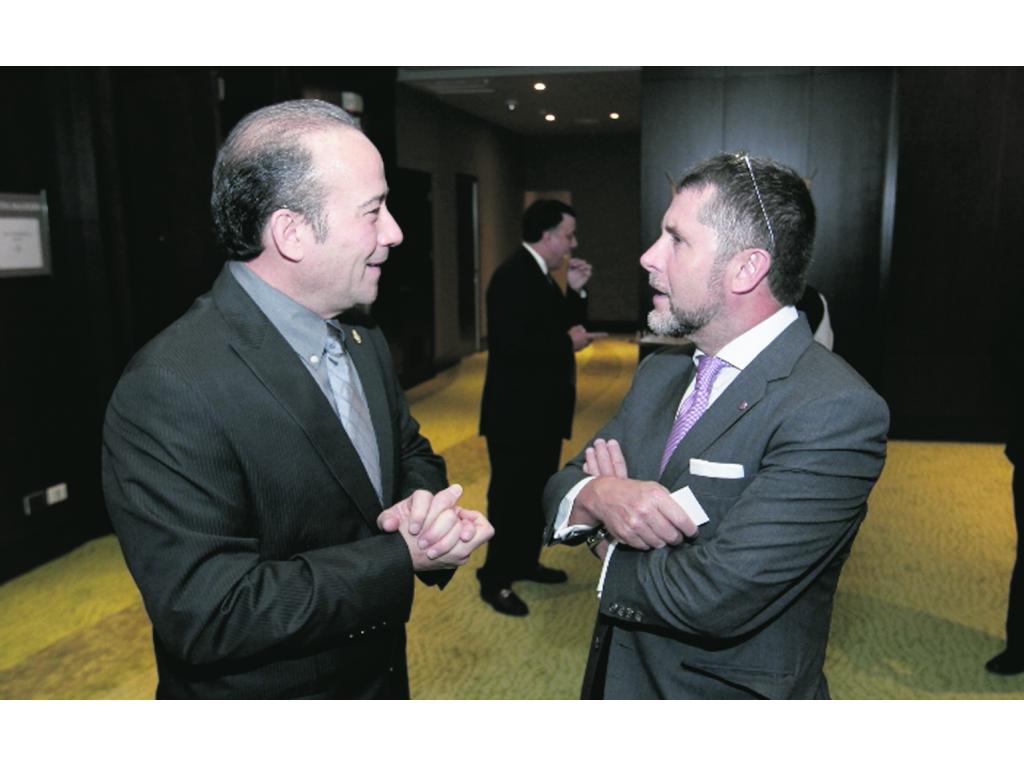 4. Jesús Sierra y Michael John Holloway.()