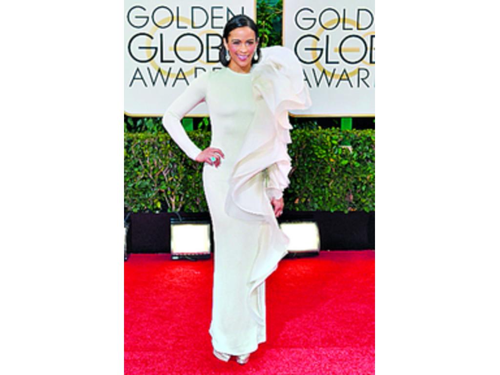 Ese enorme detalle de recogido de lado izquierdo le cubría parte de su rostro. El vestido blanco es de Stephane Rolland. ¡Out, out!(Peores atuendos, Paula Patton)