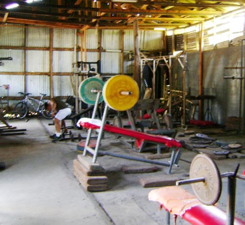 <p>El interior se parece más a un establo que a un gimnasio.</p>