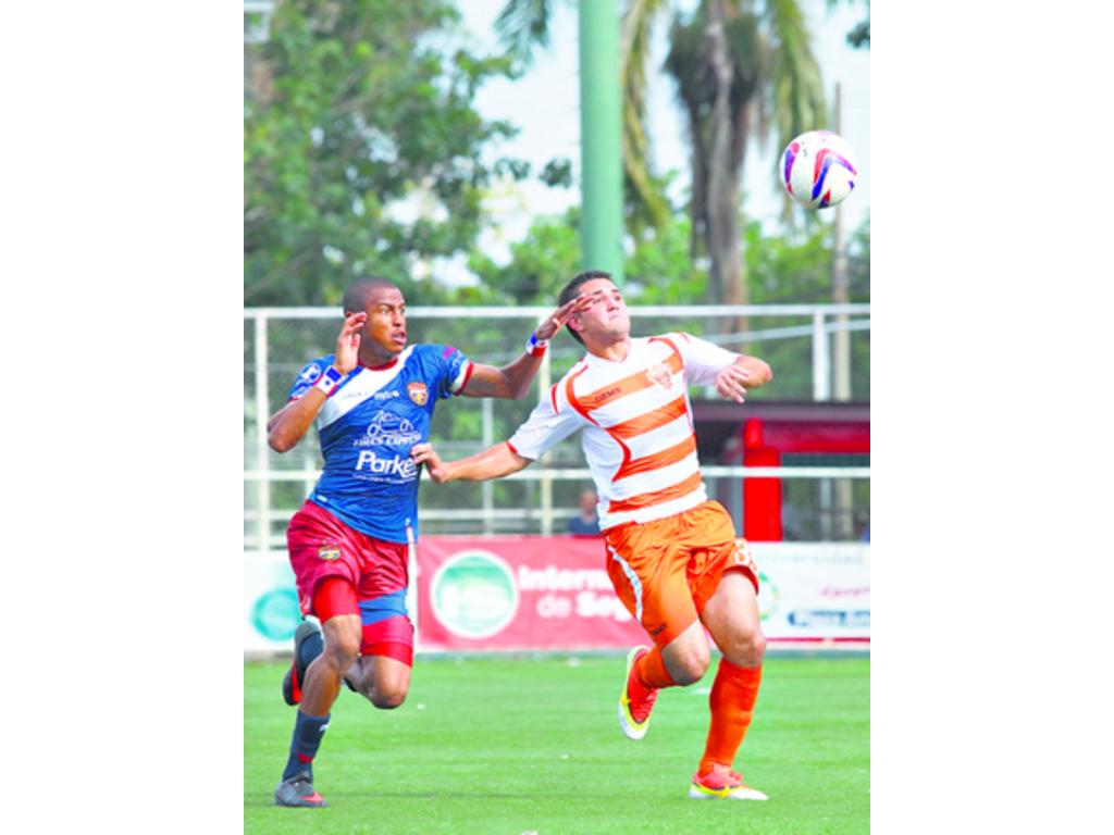 El Chepo FC (dcha.) busca su sexta semifinal del torneo local.(Archivo)