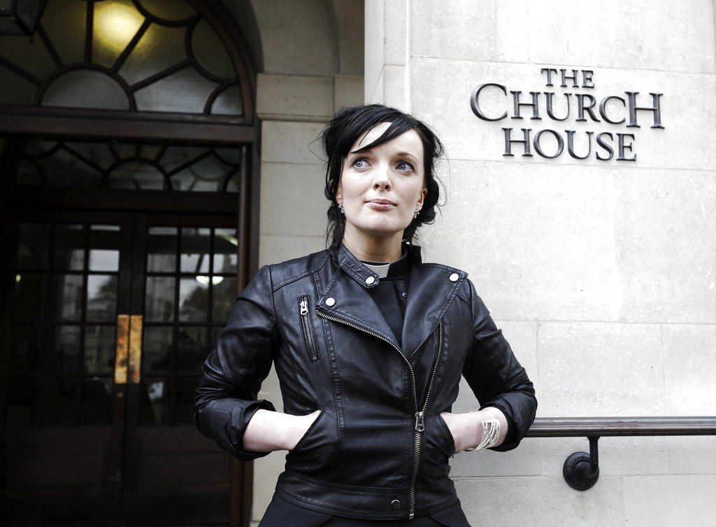 La reverendo de la Universidad Brunel de Londres, Sally Hitchiner, posa para los medios mientras espera en la puerta de la sede de la Iglesia anglicana. Foto/EFE<br>