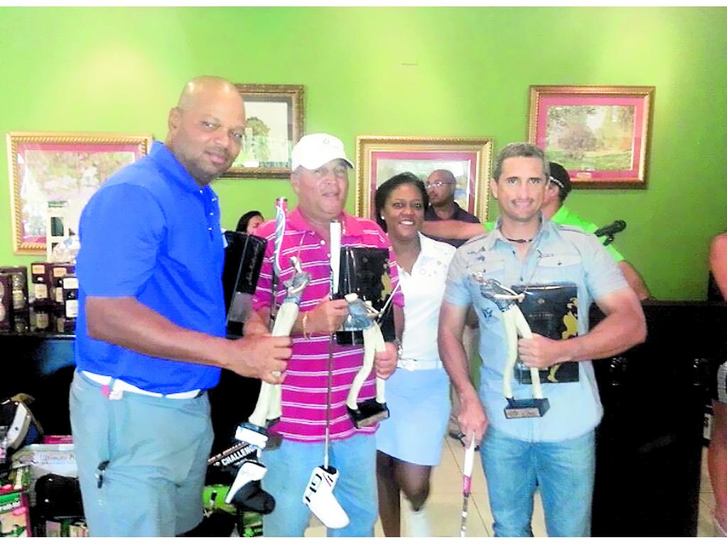 Reconocimiento. Los triunfadores reciben su premio.(Cortesía)