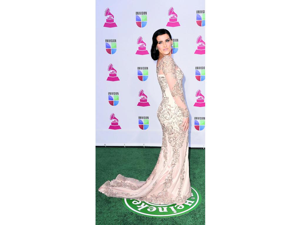 Nelly Furtado, con un traje rosa pálido con mangas de encaje y bordados de canutillo que acentuaron sus curvas.()