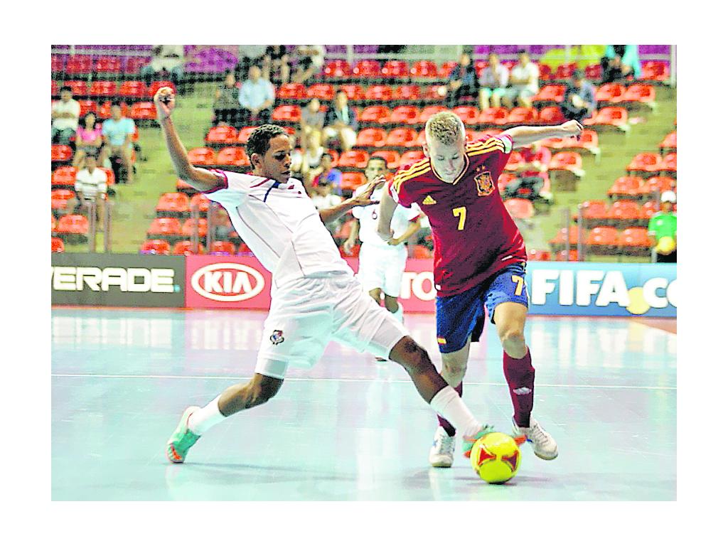 Duelo. Mena, de Panamá, disputa el balón contra Miguelín de España.(EFE )
