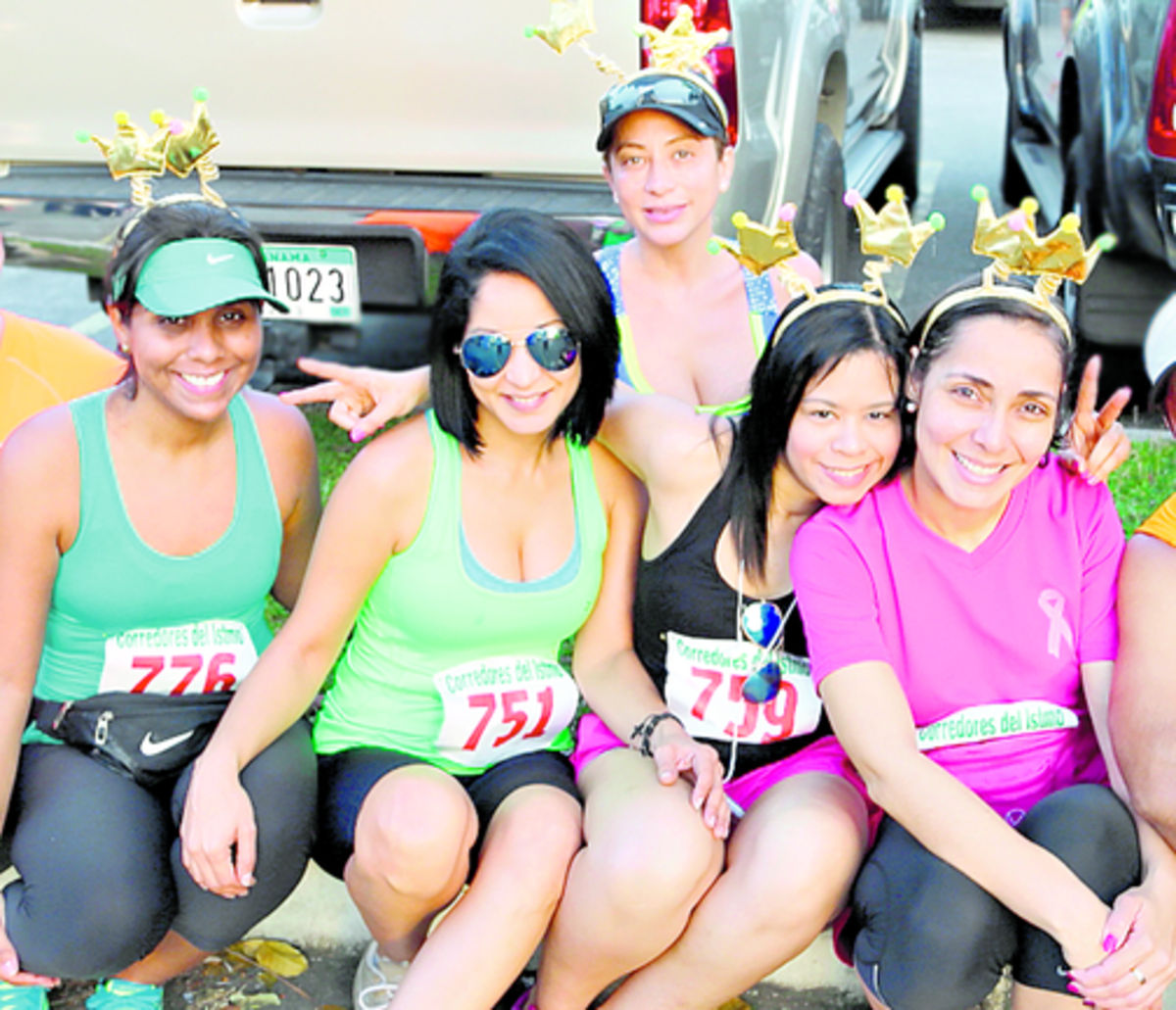 6. Estas encantadoras atletas posaron felices tras cubrir los 5 kilómetros. (Andrés Villa)