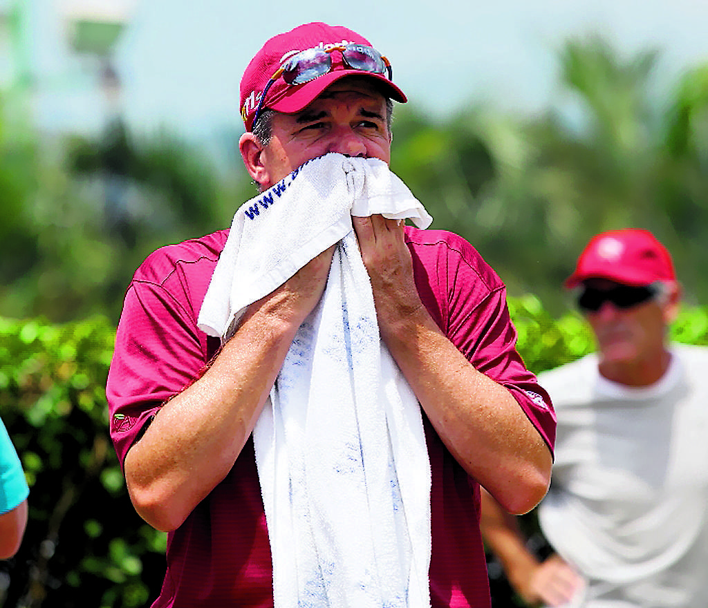 4- Scott Dunlap se seca el rostro durante la tercera jornada.