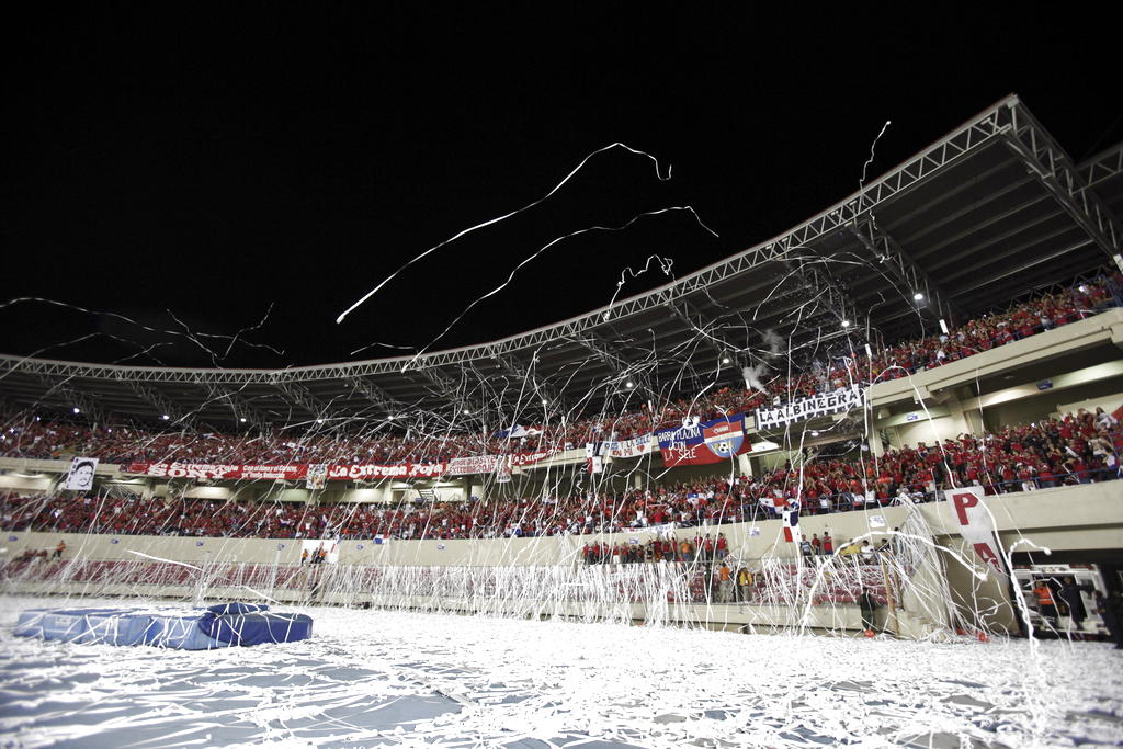 Loss fanáticos acuadieron al estadio Rommel Fernández a apoyar a la "roja". Foto/EFE<br>