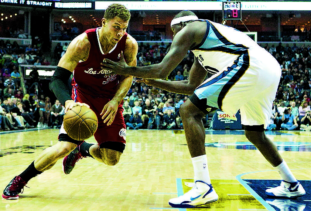Jugada. Blake Griffin (rojo) evade a un rival.(EFE)