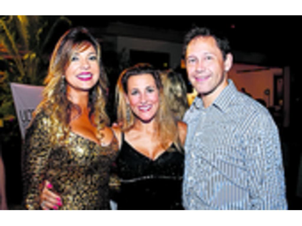 2. Denisse Vergara de Burrovos, Hellen Martin y Greg Martin.
