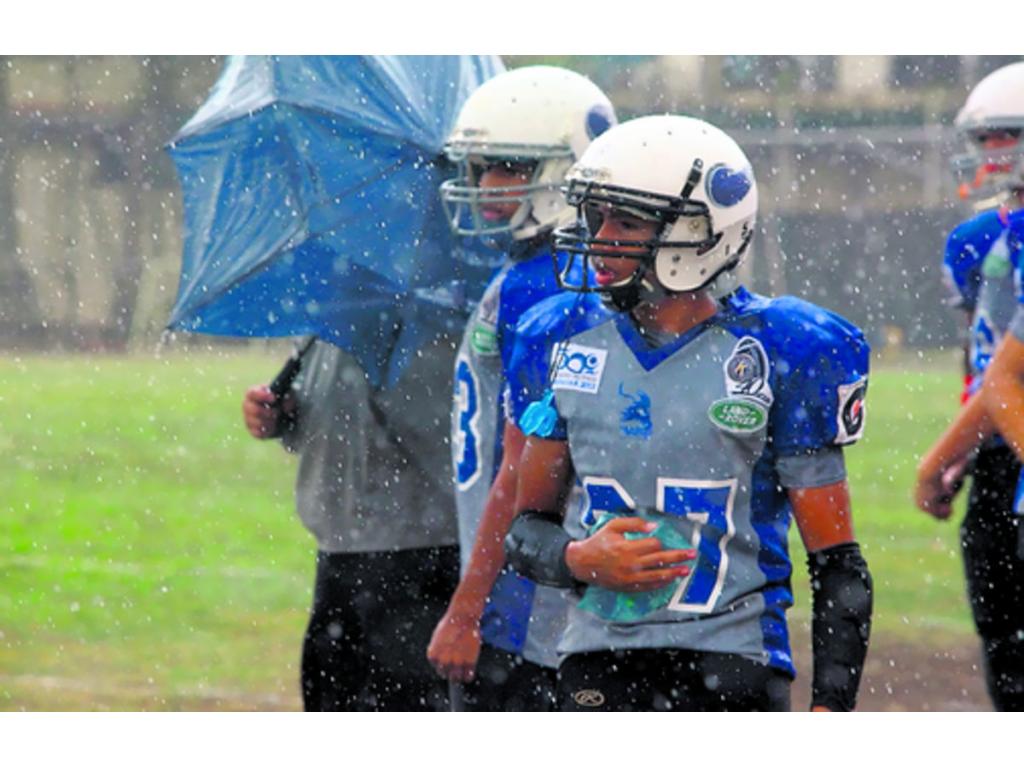 Jugador de los Oxford Vikings se recupera de un golpe que recibió en el partido.(Alberto Ortega)