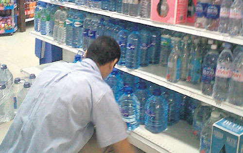 <p>Tiendas se abastecen.</p>