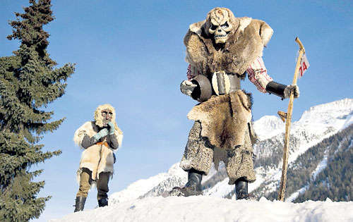 <p>Suiza. Dos participantes en el Carnaval de máscaras, caminan en las calles de Wiler en el valle de Lötschental.</p>