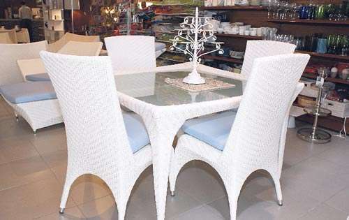 <p>Juego de mesa. Hay elegantes diseños que pueden funcionar tanto de día como de noche.</p>