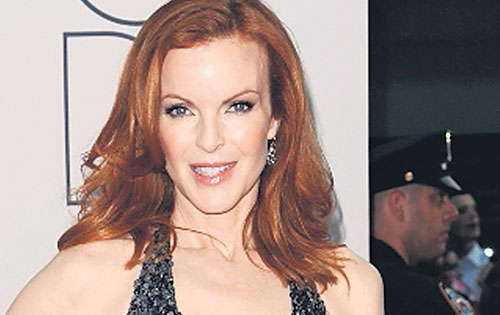 <p>Marcia Cross recordó las fiebres de sábados por la noche con este vestido, ajustado , con escote en V y basta ancha. Las lentejuelas le dan el toque in.</p>