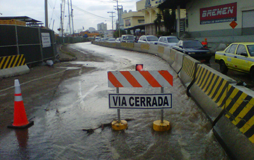 Tras la ruptura de la tubería la vía que conduce hacia el distrito de San Miguelito fue cerrada. Foto/Jesús Simmons