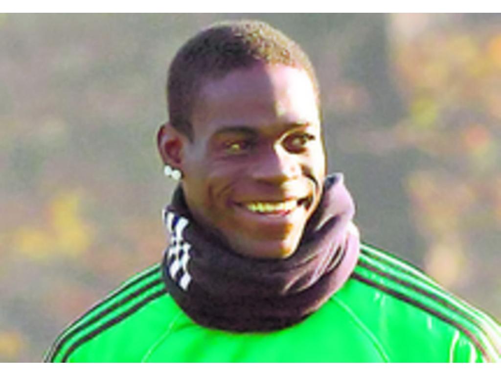 2 tantos de Balotelli fueron la mayor cantidad de goles para un milanista en la primera ronda, pese a esto, avanzaron.(Mario Balotelli)