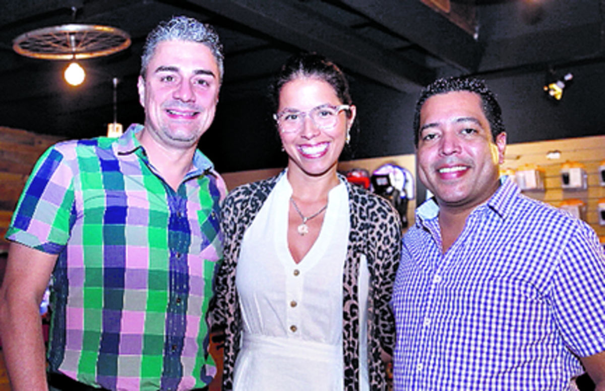 2. Víctor Santiago, Mariane Vázquez y Rolando González.
