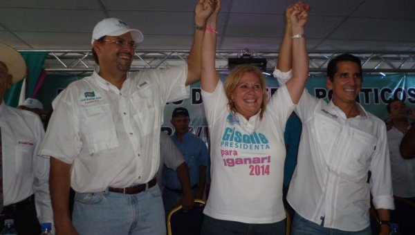Arias recibe a los periodistas en el jardín de su casa. Foto/José Chacón