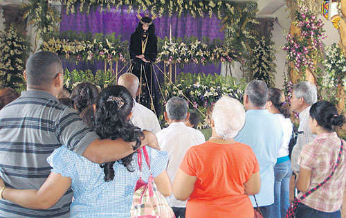 <p>Fervor. Panameños y extranjeros en la Basílica Menor de Atalaya.</p>