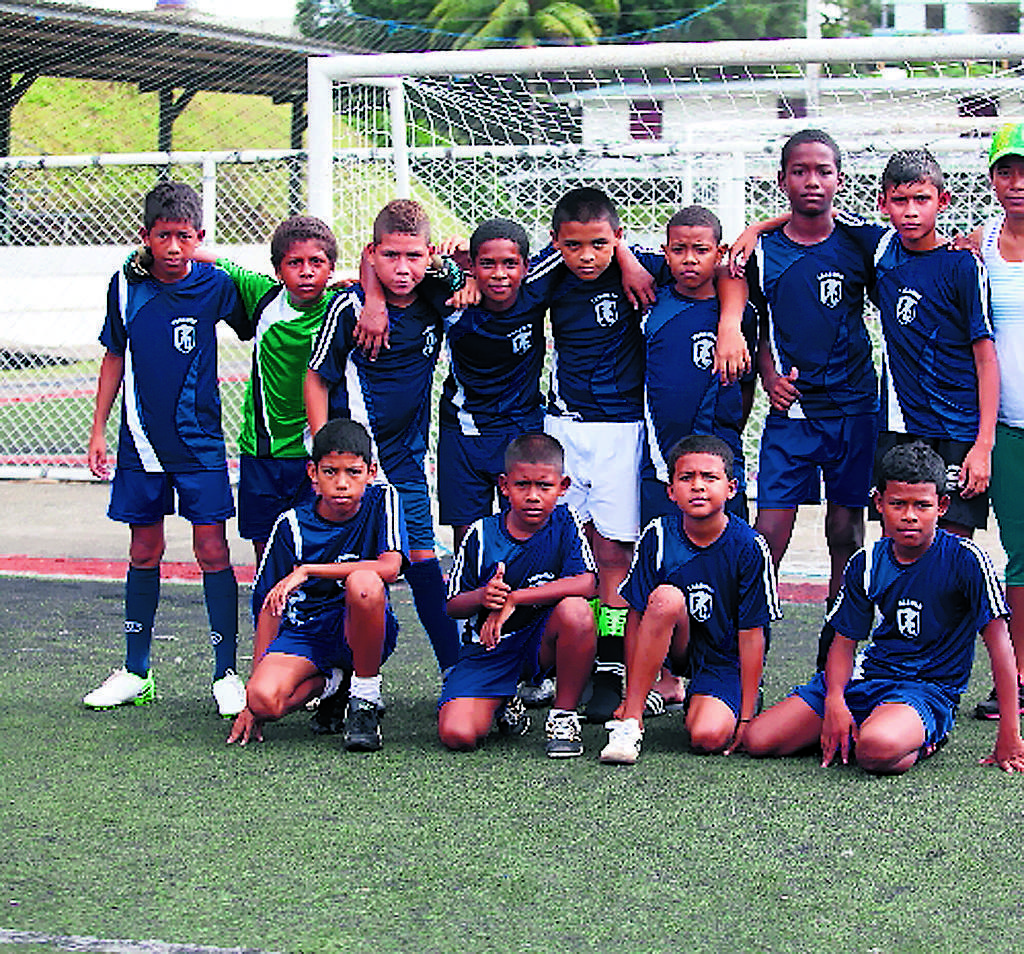 Jugadores posan para el lente de la cámara.()