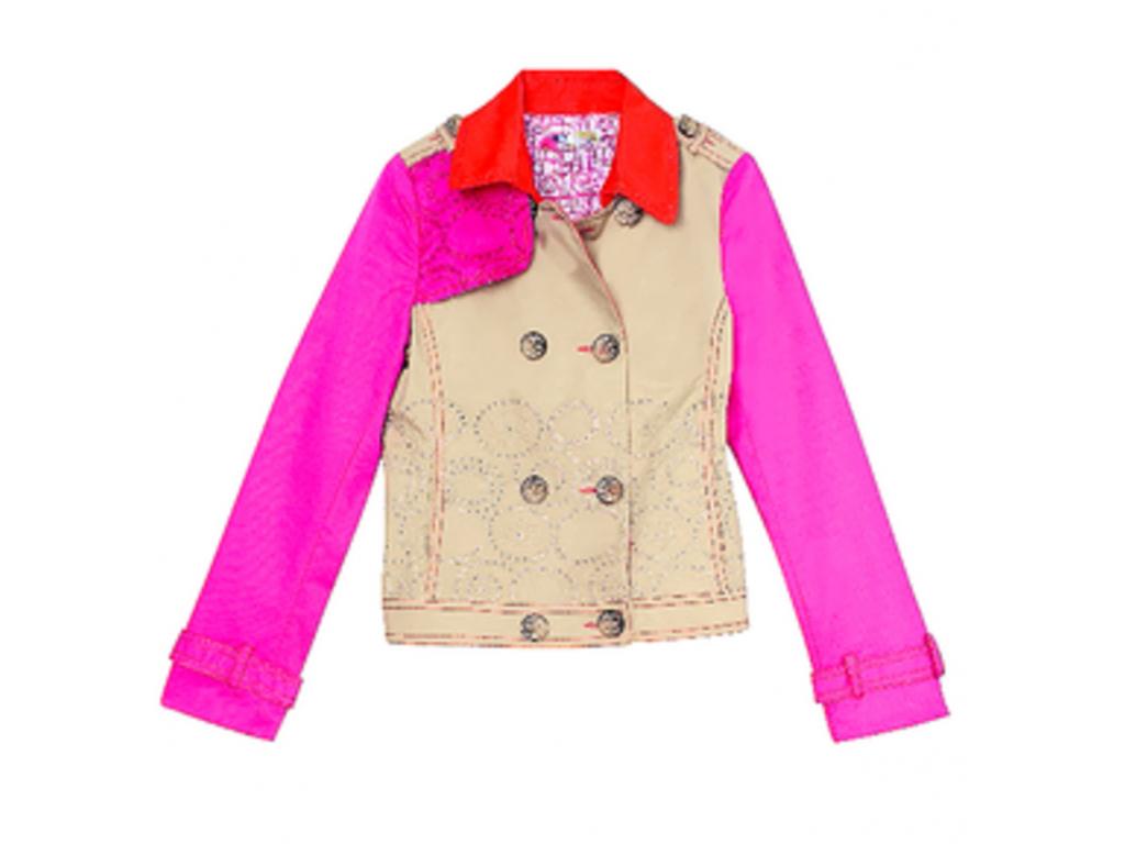La firma española apunta a los tonos de moda como el crema, el que es combinado con el rosa intenso y los tonos fluorescentes (cuello).