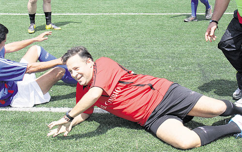 <p>Lesionado. Después de la caída se apartó del grupo.</p>