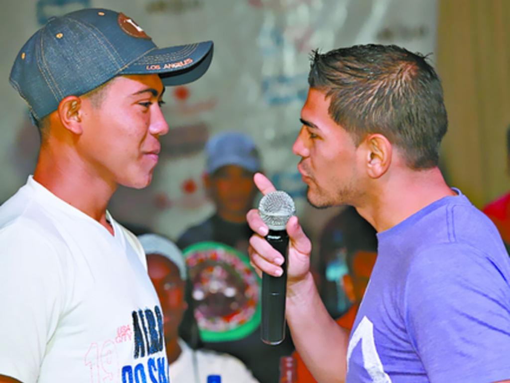 El ex campeón del mundo, el panameño Rafael El Torito Concepción (dcha.) le prometió ayer al nicaragüense Germán Lara que lo noqueará. (Anayansi Gamez)