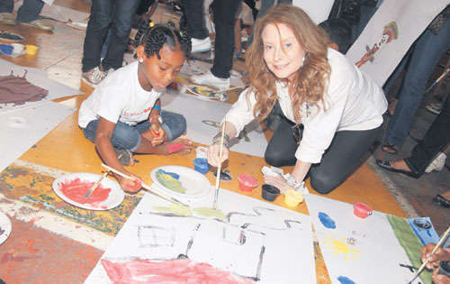 <p>Voluntaria. Paulette Thomas también dio sus pinceladas.</p>