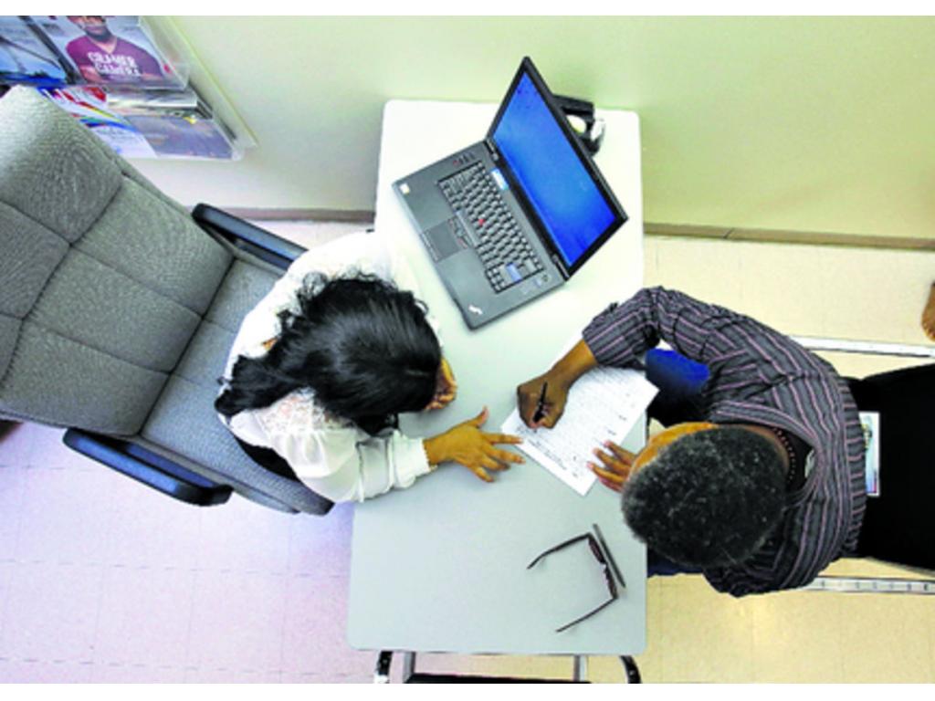 Una persona llena el formulario para inscribirse en el plan de salud.(AP )